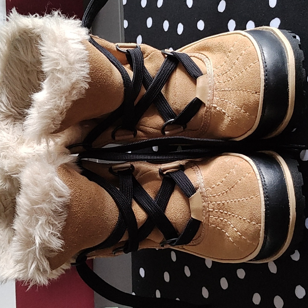 New Women's Sorel Tivoli boots size 5